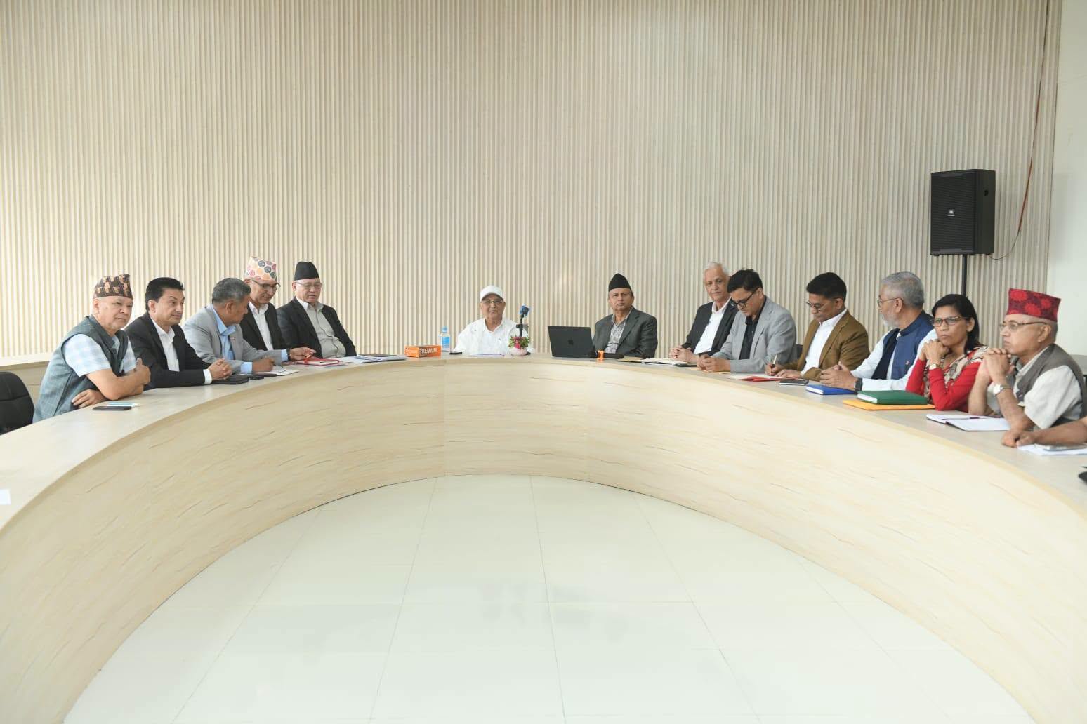 एमालेमा ओझेल नेतृत्व फेर्नुपर्ने प्रस्ताव, एमाले सचिवालय बैठकद्वारा बादलले तयार पारेको प्रतिवेदन ग्रहण गर्ने निर्णय